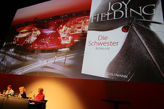 Joy Fielding (2.v.l.) zu Gast im Auditorium der BMW Welt am 02.10.2016 (©Foto: Martin Schmitz)